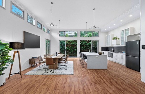 Glenbrook House | Moments from the Glenbrook entrance to Blue Mountains National Park!