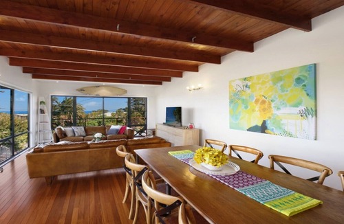 Wamberal House | MYSTIC WAVES | WIFI , Pet Friendly | Accom Holidays