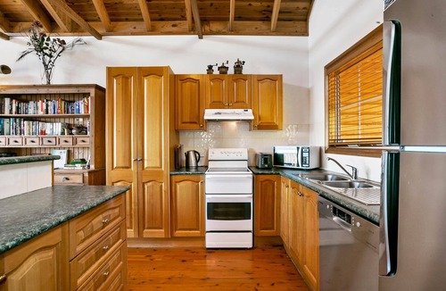 Katoomba Villa | Narrow Neck Lodge | Eclectic Cedar Lodge, 5 Bedroom, 3 Bathroom, Outdoor Jacuzzi, Fireplace, A/C, Ping-Pong, BBQ, Views