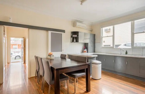 Wollongong CBD House | ⭐Near train station sleeps 10 w/t parking,75 inch TV, Netflix,Electric Bed & AC