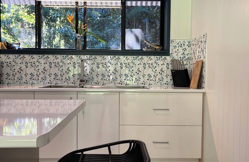 Thornton Beach House | New, air conditioned, beach, rainforest,cassowary, goanna ,beach cafe, king bed