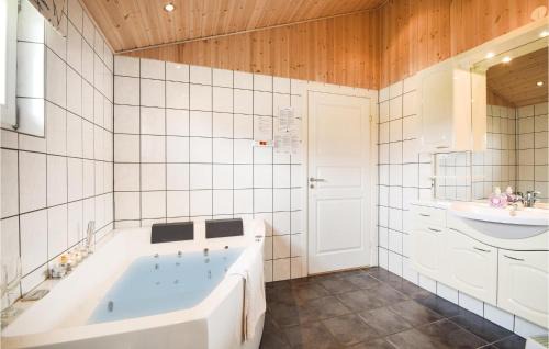Krejbjerg House | Nice Home In Ejstrupholm With Sauna