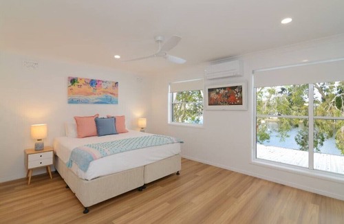 Noosaville House | Noosa Entrance Waterfront Resort