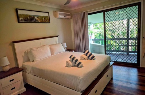 Tewantin Apartment | Noosaville Getaway, Walk to River, Marina and Boat Ramp