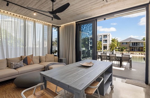 Runaway Bay House | Oatland 26 Esplanade Coastal Retreat