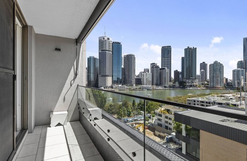 Kangaroo Point Apartment | On Point! 2Bed, Study, 2Bath, 1Car < 2kms CBD