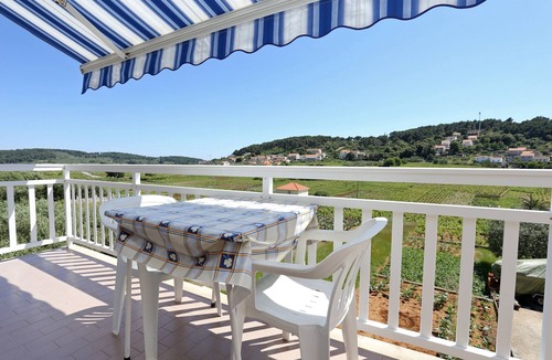 Lumbarda Apartment | One bedroom apartment with balcony and sea view Lumbarda, Korčula (A-4471-a)