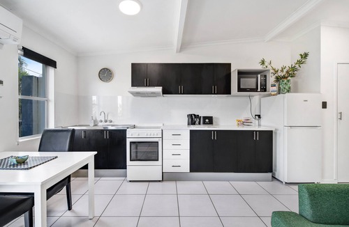 Peregian Beach Apartment | One Bedroom Balcony Apartment at Beachcomber Peregian Beach, 100m from the beach