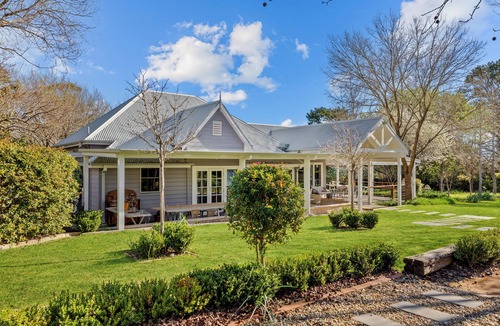 Arcadia Cottage | One Bedroom Studio with a Shared Pool
