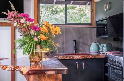 Amamoor Cabin | Outdoor Bath | Firepit | Dingo Creek Winery 14 mins | Private Luxury Cabin