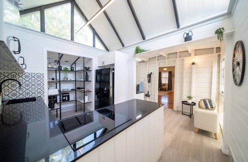 South Townsville House | Palm Grove Cottage & Private Studio