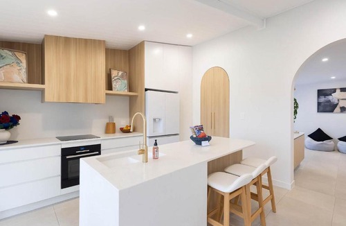 Pallarenda House | Palmer Street Apartment with Large Balcony, Marina Views & Parking