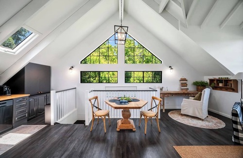 North Tamborine House | Peaceful American style Barn House Lawn Lake Views