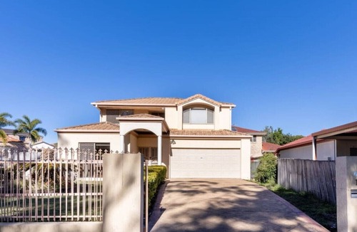 Robertson House | Peaceful Suburban Family Home Easy Access to City