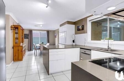 Glenmore Park House | Penrith Family Holiday Home with Pool Sleeps 15 Near Blue Mountains