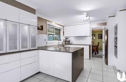 Glenmore Park House | Penrith Family Holiday Home with Pool Sleeps 15 Near Blue Mountains