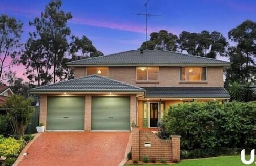 Glenmore Park House | Penrith Family Holiday Home with Pool Sleeps 15 Near Blue Mountains
