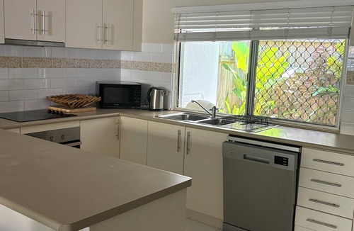 Trinity Beach Apartment | Perfect escape right at the beach with restaurants and cafes at your doorstep.