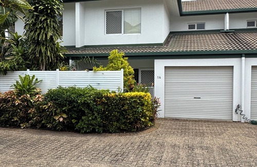Trinity Beach Apartment | Perfect escape right at the beach with restaurants and cafes at your doorstep.