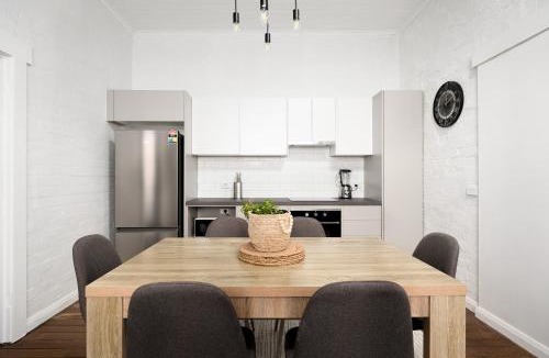 Hamilton House | Pet-Friendly Hamilton Cottage Walk to Beaumont St & Racecourse