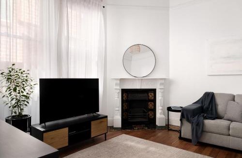 Hamilton House | Pet-Friendly Hamilton Cottage Walk to Beaumont St & Racecourse