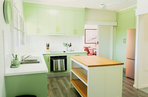 Bowen House | Pet Friendly, Sleeps 8, Bowen Holiday House