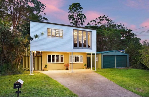 Marsden House | Pool house for BIG Groups with Free parking