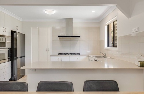 East Toowoomba House | Prime Stay – Steps from St Vincent’s & Grammar!