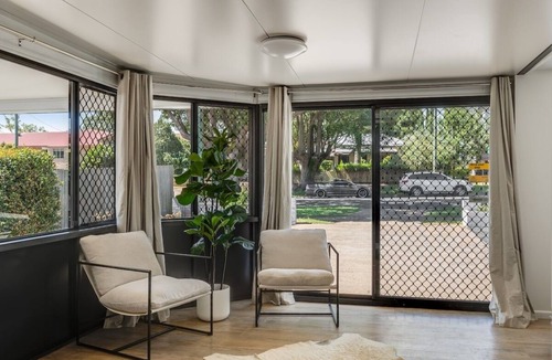 East Toowoomba House | Prime Stay – Steps from St Vincent’s & Grammar!