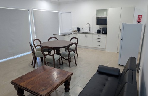 Oxenford House | Private 2-Bedroom Flat in Oxenford – Quiet, Comfortable & Close to Theme Parks