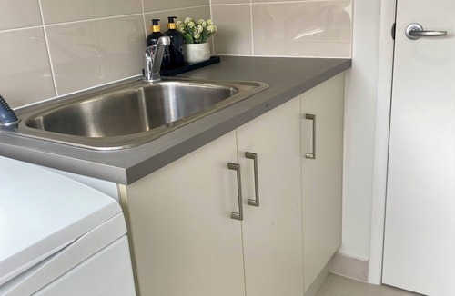 Mount Louisa Apartment | Private Guest Suite in Mt Louisa, 15 minutes Airport Access