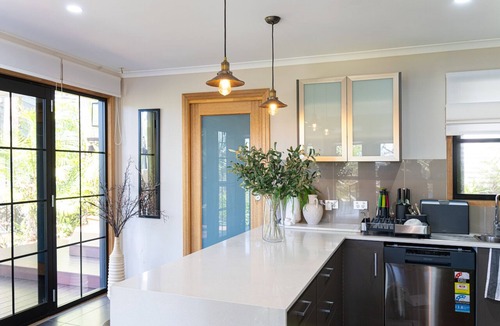 Tegerin House | Private Retreat short stroll to the lake! Best suit for Family & Business trips!