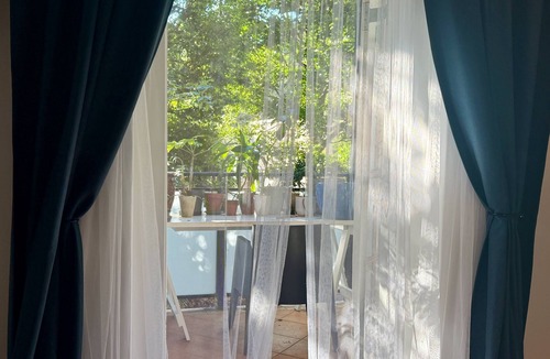 Manly Apartment | Quiet and central Manly location. 5 Minutes walk to the beach!
