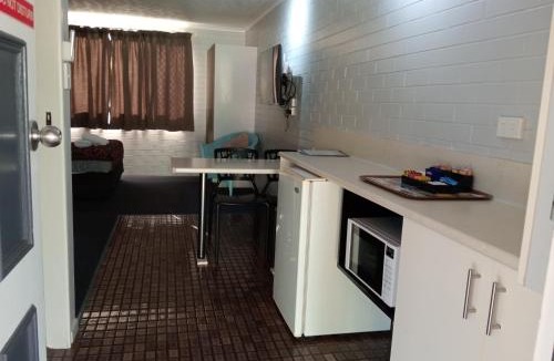 Newtown Hotel | Raceview Motor Inn