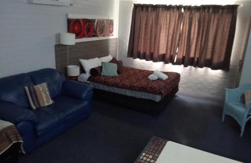 Newtown Hotel | Raceview Motor Inn