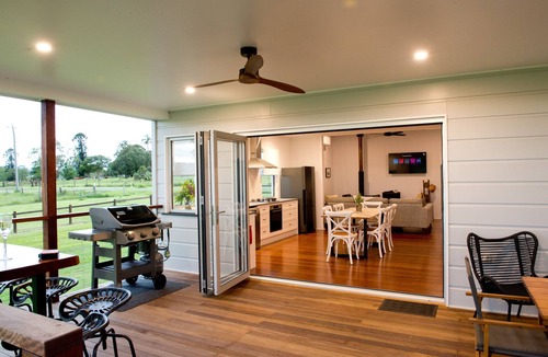 Tamrookum Cottage | Recently renovated cottage, enjoy a bath with a view