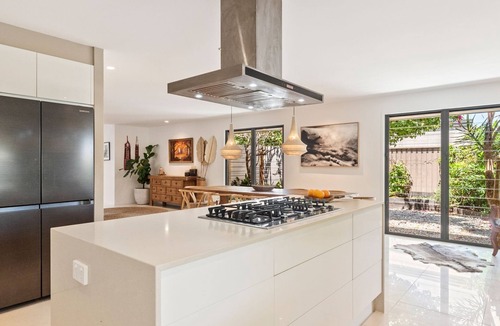 Sunrise Beach House | Relaxed Luxury In Paradise - A touch of Breeze!