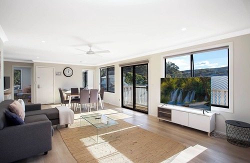 Umina Beach Apartment | Renovated 3 bed Unit with Views