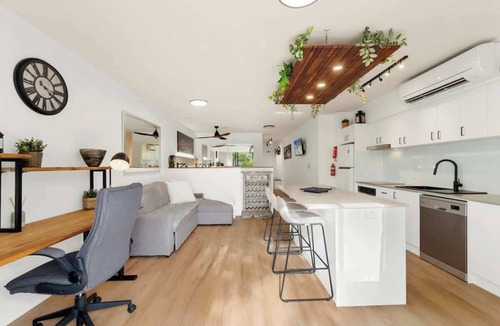 Kangaroo Point Apartment | Resort Hideaway - Pool, Gym, BBQ, Tennis Court!