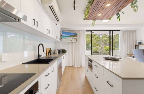 Kangaroo Point Apartment | Resort Hideaway - Pool, Gym, BBQ, Tennis Court!