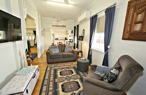 Bundaberg West House | Rest relax in elegant surroundings very close to town with FREE Wifi and Netflix