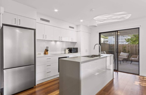 Greenslopes House | Retreat with Parking Close to Greenslopes Hospital