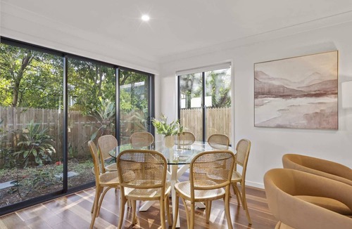 Greenslopes House | Retreat with Parking Close to Greenslopes Hospital