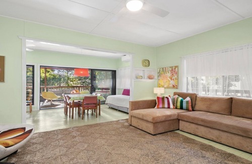Bateau Bay House | Retro inpsired house just 100m to beach