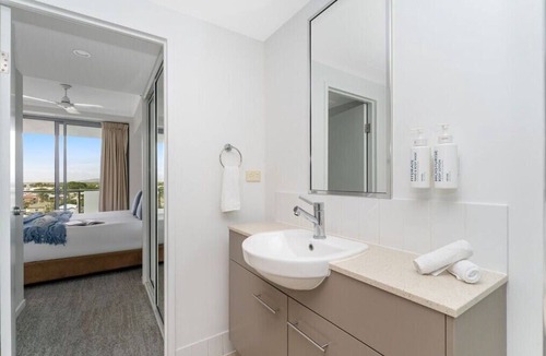 South Townsville Apartment | River View Retreat | Stadium & CBD