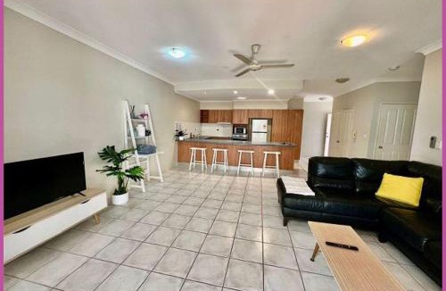 Douglas Apartment | Riverside Boulevard 13-151 close to HOSPITAL