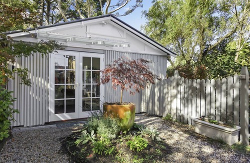 Leura Cottage | Romantic Cottage: KING bed YES, wood fire YES, sep bedroom YES,and 300m to Mall.