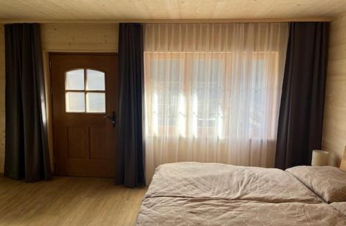 Hünibach Apartment | Ruhiges Studio mit Privatsphäre, Bergblick & Sitzplatz