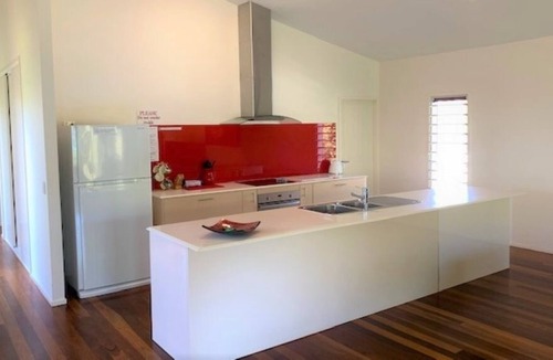 Toogoom House | Rumah Pantai - Direct Beach Access - Unlimited WiFi - Outside pets on request