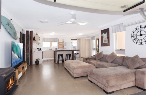 Warana House | Saleng 51 - Three Bedroom Retro Beach Pad - 200 metres to Beach Access!